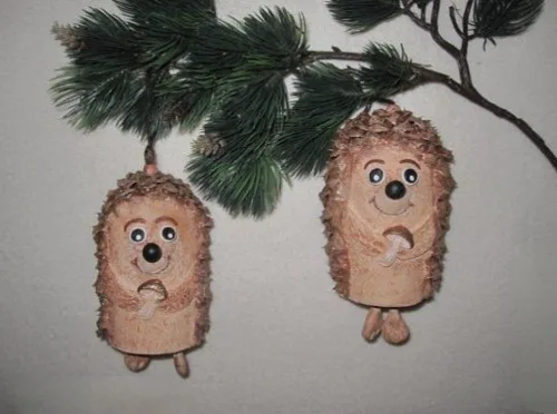 Adorable hedgehogs crafted from pinecones!