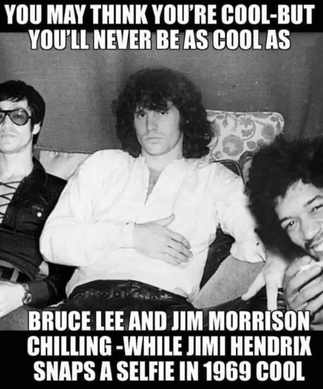 A black-and-white photo shows three men sitting on a couch: Bruce Lee on the left wearing sunglasses, Jim Morrison in the…