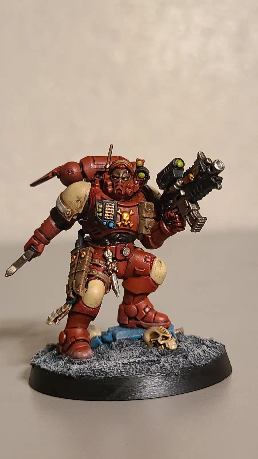 Blood Ravens Lieutenant sporting the iconic Phobos pattern armor.
