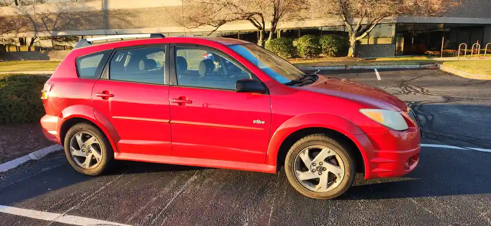 A red 2005-2007 Saturn VUE is parked in a lot, with the word 'vibe' visible on its side. The overlaid text reads 'i'm not a…