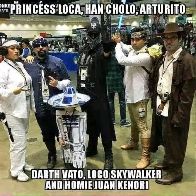 A group of six people dressed as Star Wars characters at a convention, with humorous Spanish-language nicknames overlaid in…