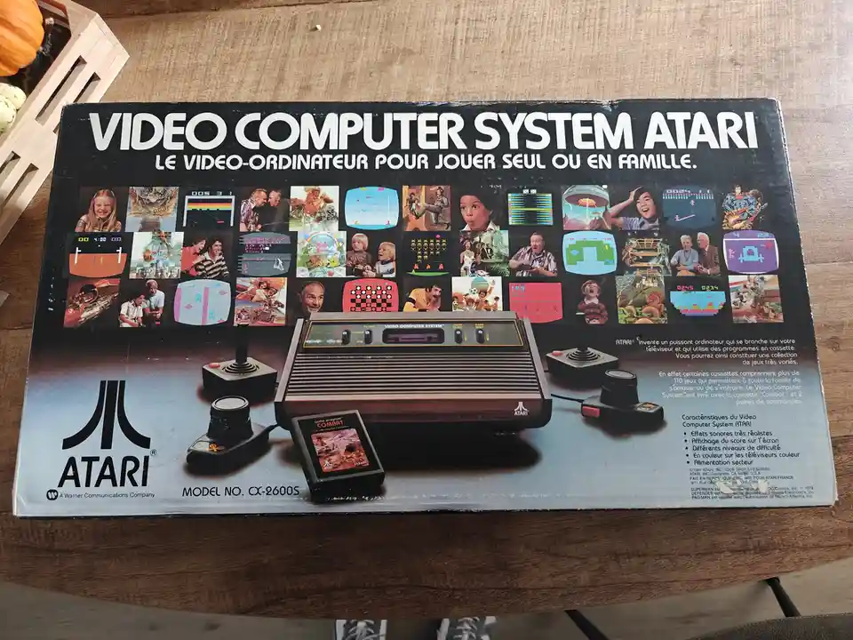 The image shows a vintage French-language box for the Atari Video Computer System (model CX-2600S), featuring a central…
