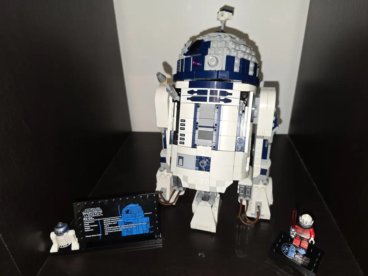 Building R2-D2 with Lego: A Fan's Dream